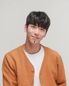 韩国男演员化妆师爆料视频,明星化妆幕后真相