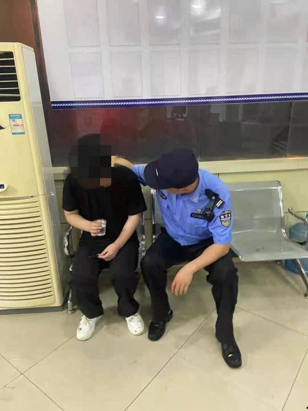 小伙爆料踩狗屎视频,小伙直播踩狗屎事件引发网友热议