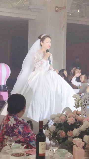 被父亲爆料结婚视频,父亲意外曝光！明星夫妻甜蜜婚礼视频引发热议