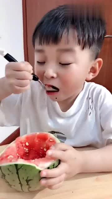 吃瓜网红小孩,揭秘吃瓜网红小孩的趣味生活